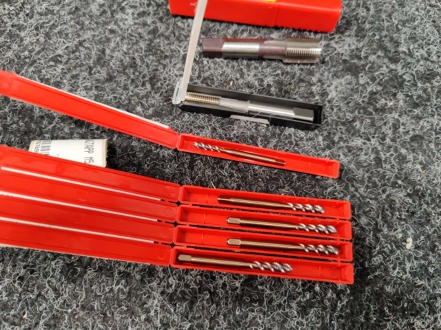 1554198-9 Metric & inch taps