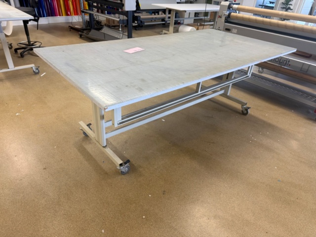 1554205-2 Work table with cutting mat