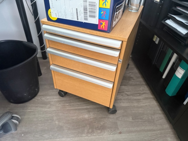 1554213-8 Office furniture