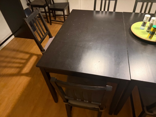 1554366-4 Tables & Chairs