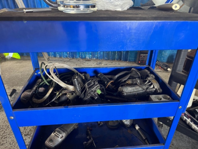 1405950-3 2 workshop trolleys – metal and plastic