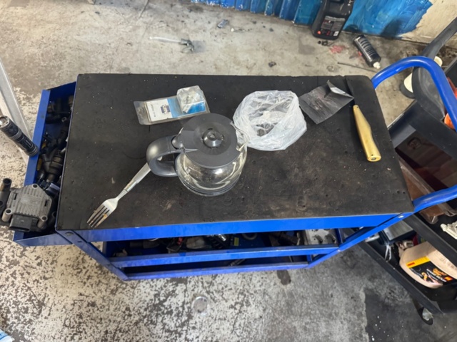 1405950-5 2 workshop trolleys – metal and plastic