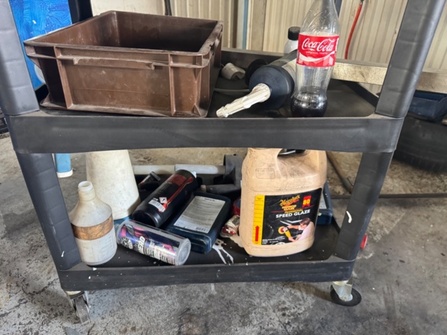 1405950-7 2 workshop trolleys – metal and plastic