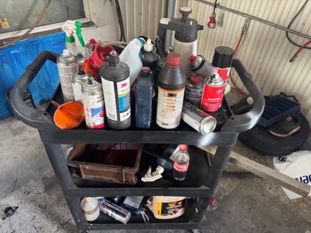 1405950-8 2 workshop trolleys – metal and plastic