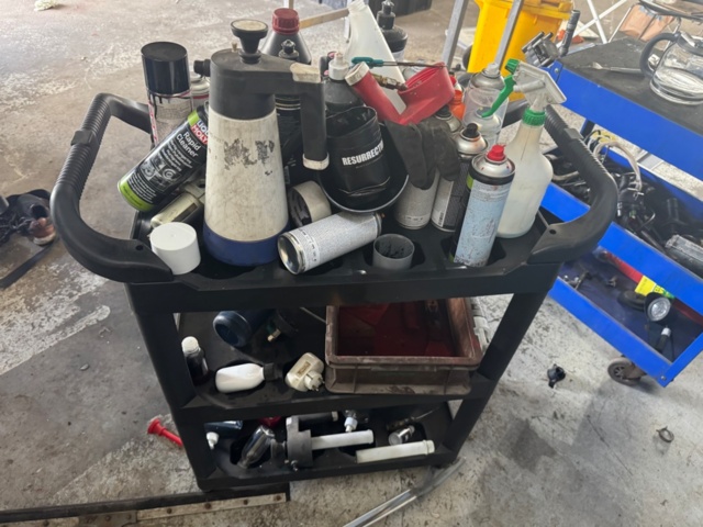 1405950-10 2 workshop trolleys – metal and plastic