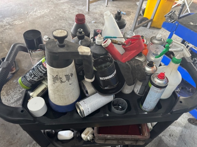 1405950-13 2 workshop trolleys – metal and plastic