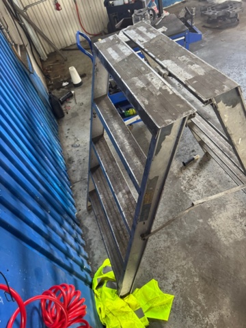 1405951-4 Ladder