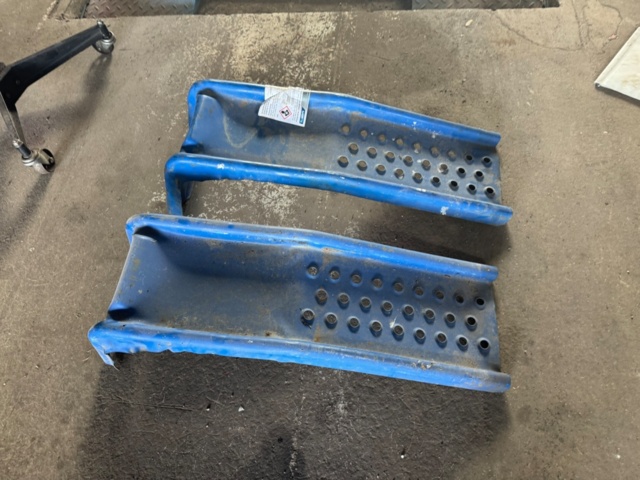 1405953-1 2 car ramps