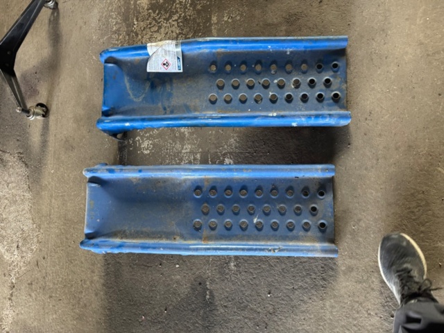 1405953-2 2 car ramps
