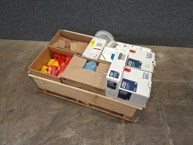 Tork-produkter, kaffefilter, servetter, snacksbägare m.m.