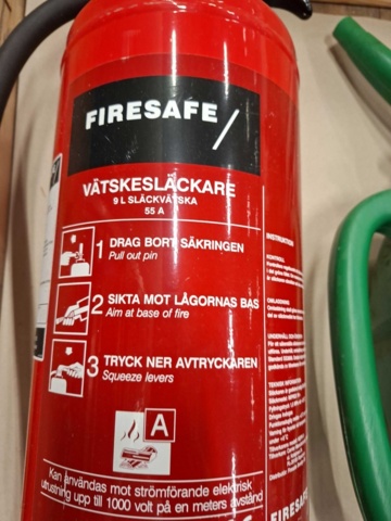 1554567-12 Stege, slangvinda, brandsläckare m.m.