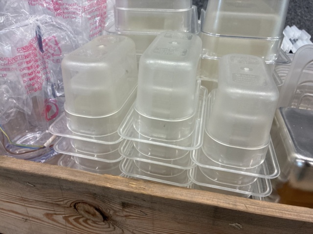 1554585-2 Plastkantiner, matlådor, plastkannor m.m.