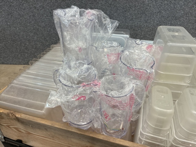 1554585-6 Plastkantiner, matlådor, plastkannor m.m.