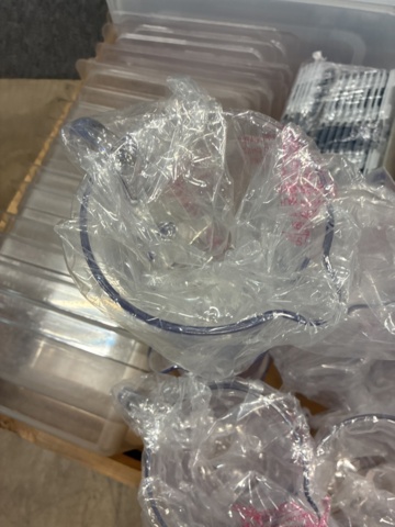 1554585-8 Plastkantiner, matlådor, plastkannor m.m.