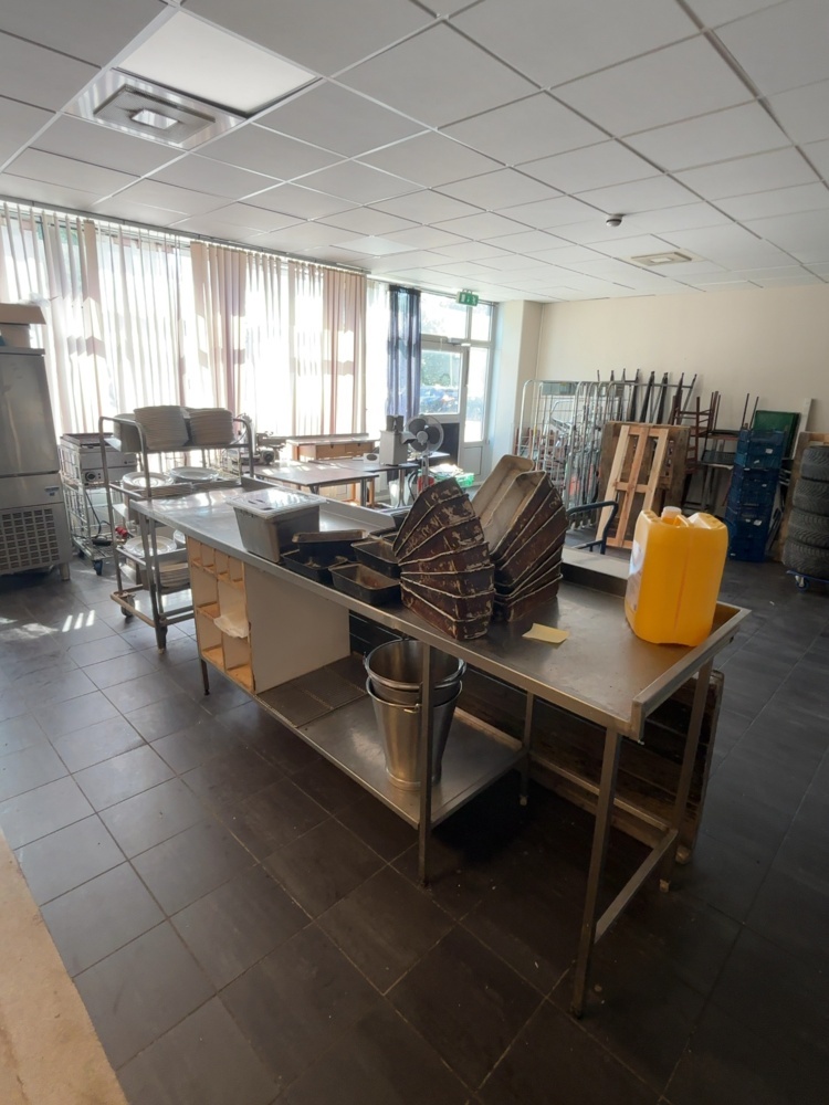 1548901-1 Collection of various restaurant equipment