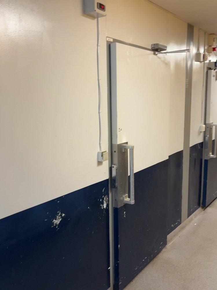 1548905-1 Cold room with Dixie temperature controller