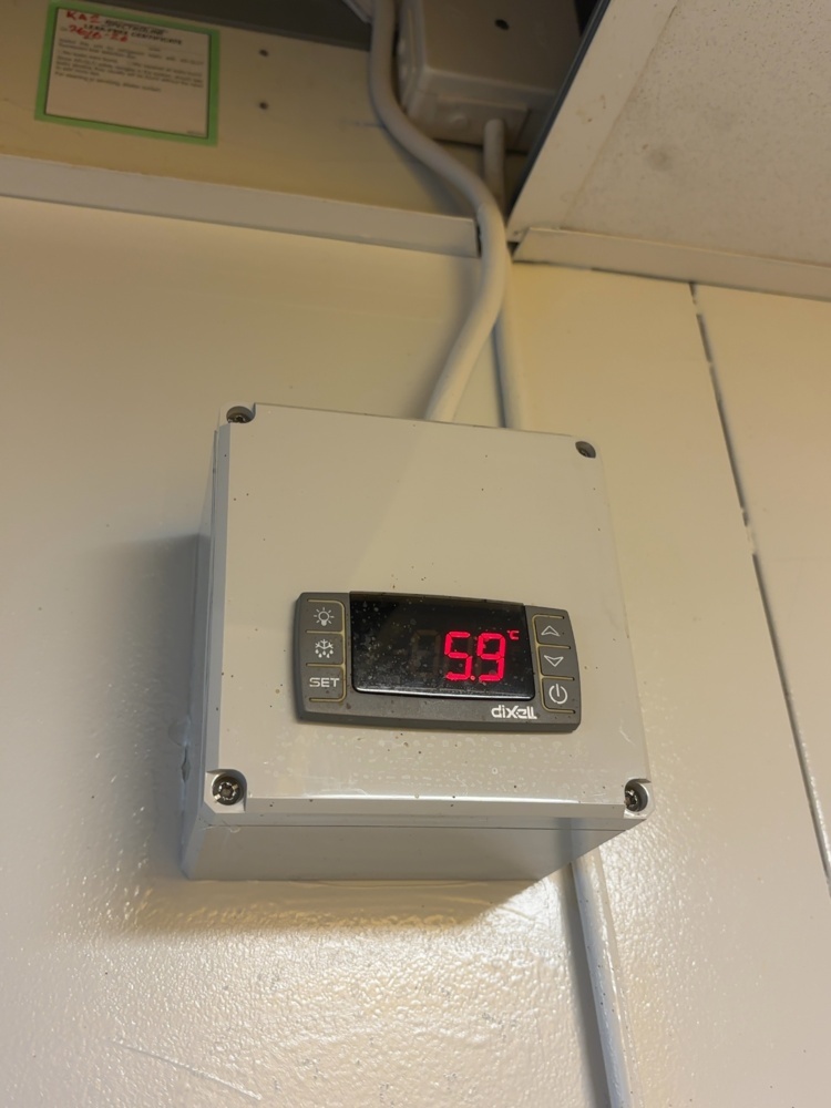 1548905-2 Cold room with Dixie temperature controller