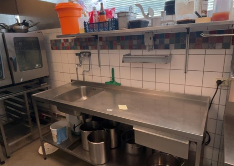 Workbench with sink