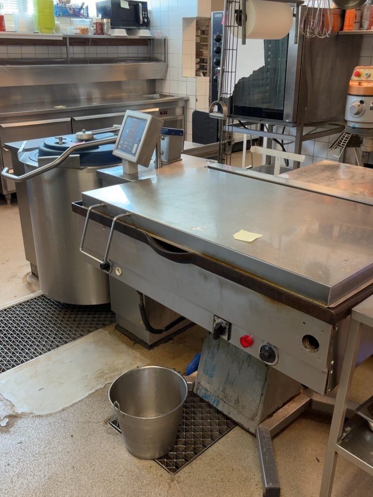 1548915-1 Grill table