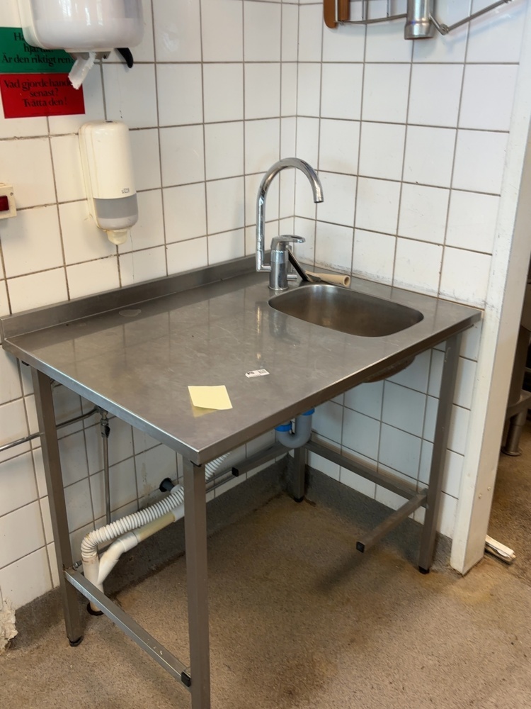 1548925-1 Workbench with sink
