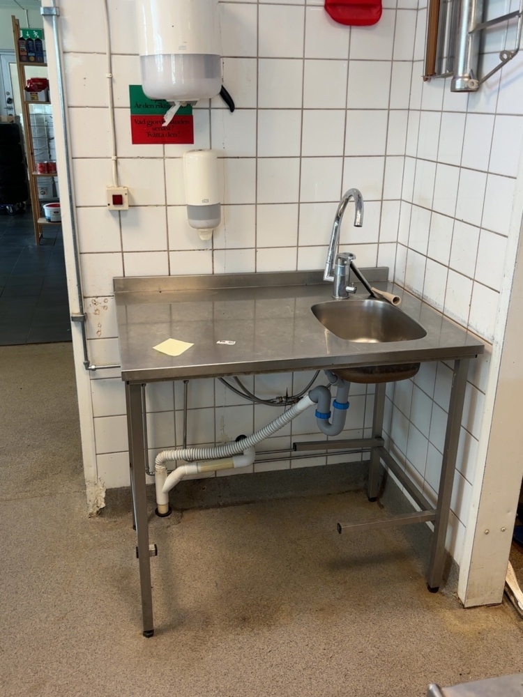 1548925-2 Workbench with sink