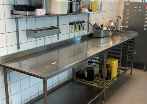Workbench with sink