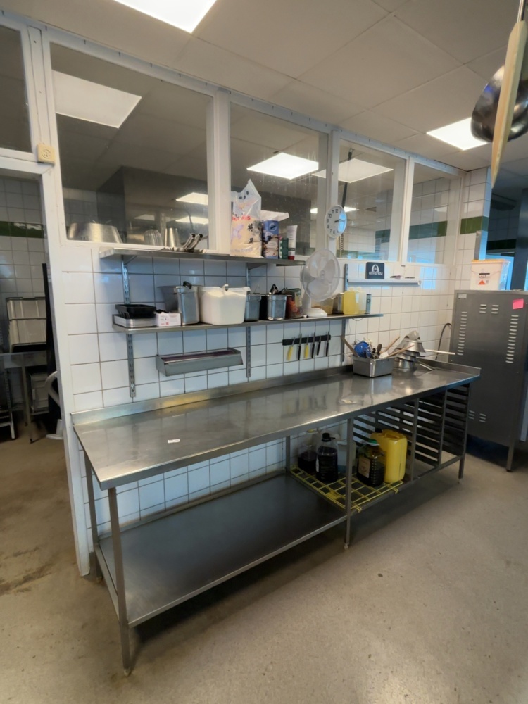1548926-2 Workbench with sink