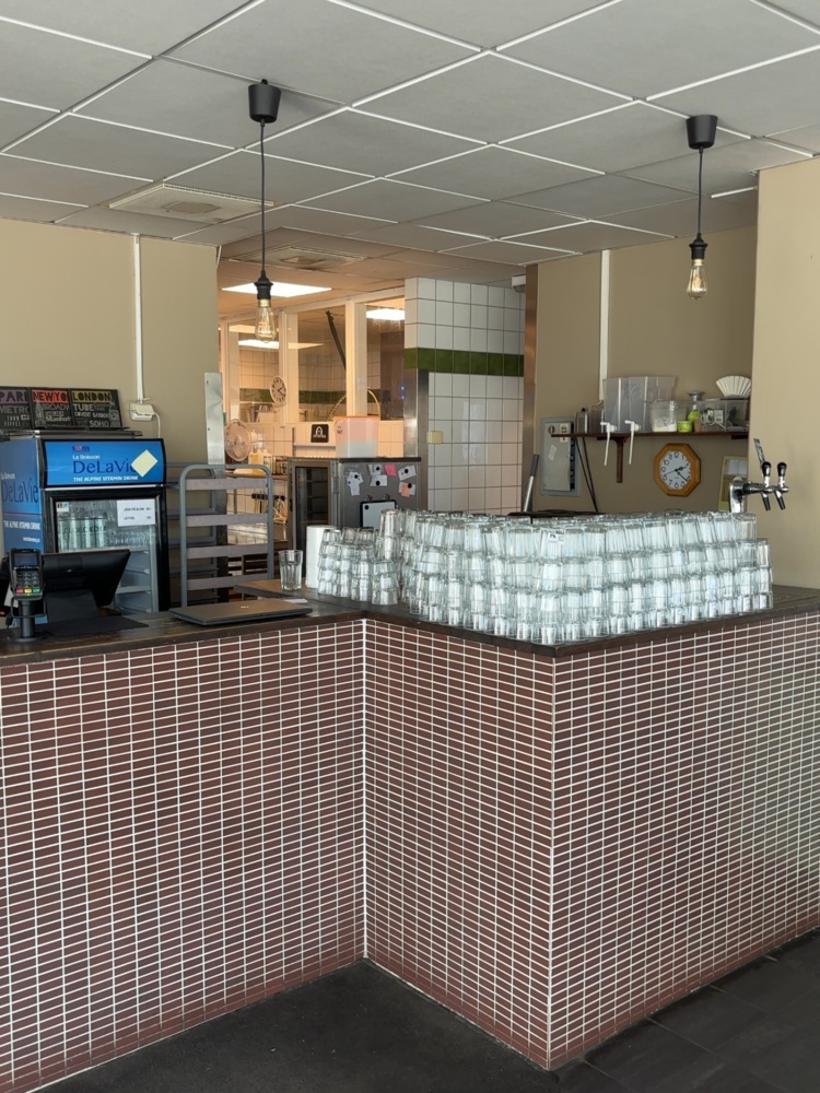 1548927-1 Beverage dispenser with two taps, coffee maker and refrigerator