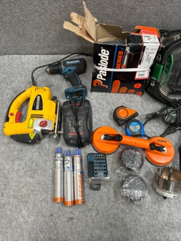 1436425-2 Collection of various tools and accessories