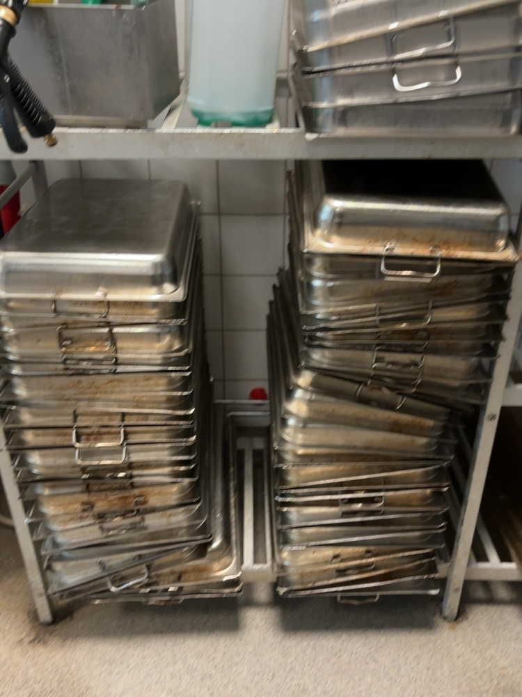 1548933-2 Collection of canteens and baking trays