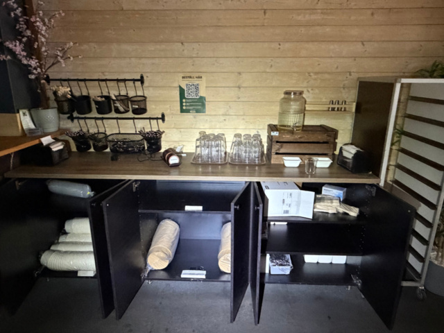 1516185-1 Glassware, cutlery and guest pager system