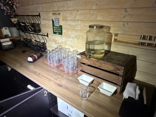 1516185-3 Glassware, cutlery and guest pager system