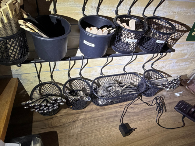 1516185-8 Glassware, cutlery and guest pager system