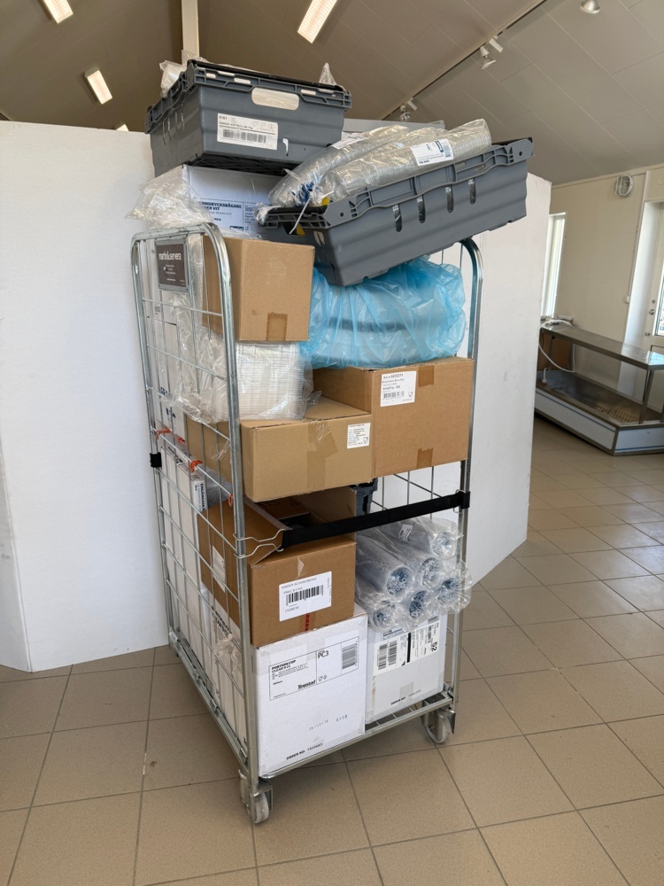 1352418-1 Cage with disposable materials, see pictures.