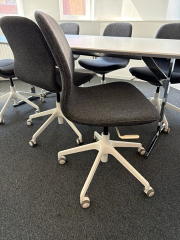 1555380-2 Konferansbord med stolar