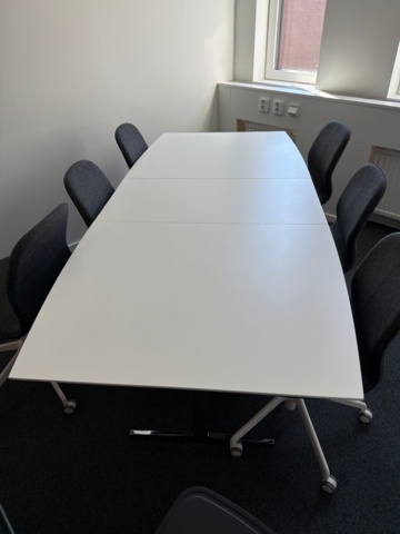 1555380-4 Konferansbord med stolar