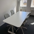 1555385-1 Bord med stolar, 4 st och lampa