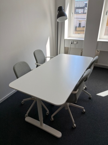 Bord med stolar, 4 st och lampa
