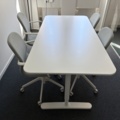 1555385-2 Bord med stolar, 4 st och lampa