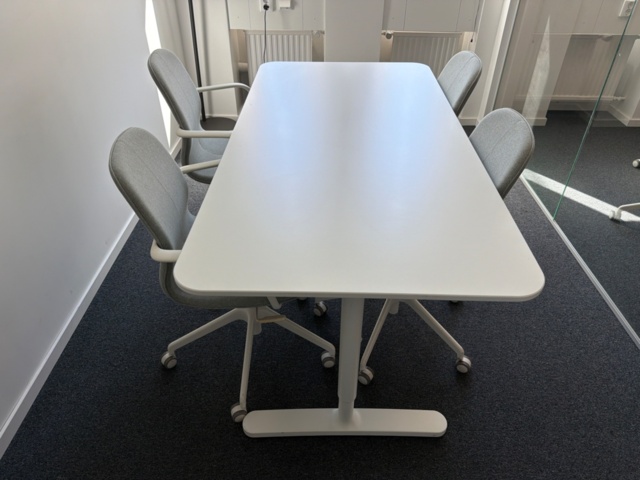 1555385-2 Bord med stolar, 4 st och lampa