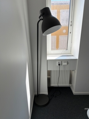 1555385-4 Bord med stolar, 4 st och lampa