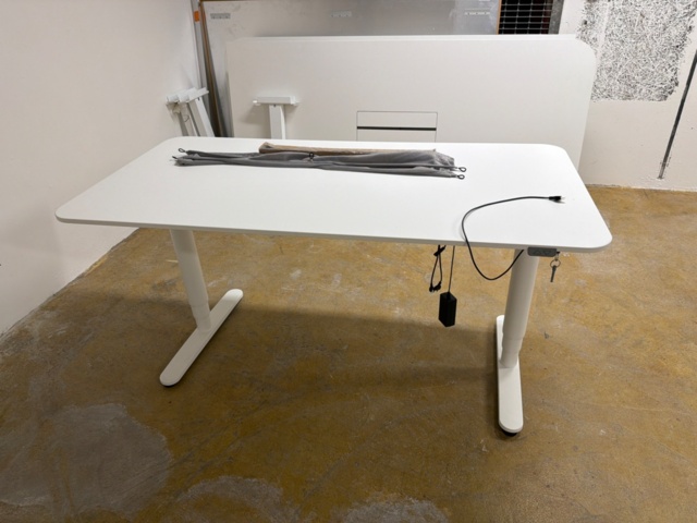 1555390-3 Konferansbord, skrivbord och whiteboard tavla