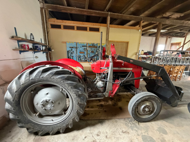 1531244-5 Massey Ferguson 30 Diesel 1964 med frontlastare och pallgafflar – Fungerar