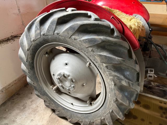 1531244-18 Massey Ferguson 30 Diesel 1964 med frontlastare och pallgafflar – Fungerar