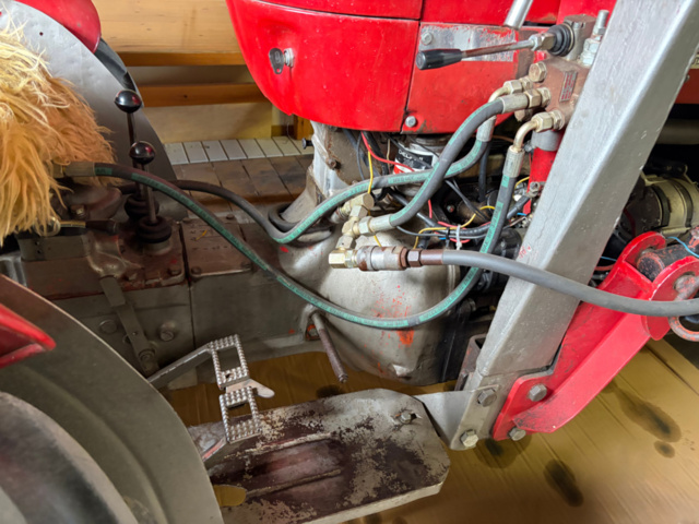 1531244-8 Massey Ferguson 30 Diesel 1964 med frontlastare och pallgafflar – Fungerar