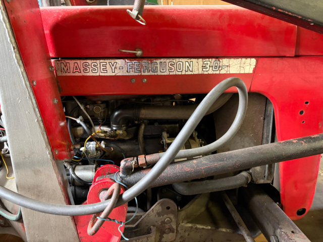 1531244-10 Massey Ferguson 30 Diesel 1964 med frontlastare och pallgafflar – Fungerar