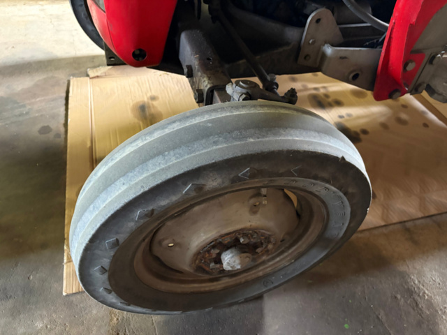 1531244-21 Massey Ferguson 30 Diesel 1964 med frontlastare och pallgafflar – Fungerar
