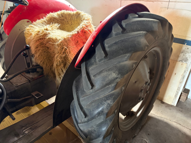1531244-19 Massey Ferguson 30 Diesel 1964 med frontlastare och pallgafflar – Fungerar