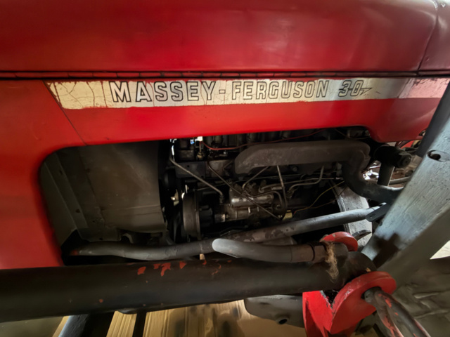1531244-16 Massey Ferguson 30 Diesel 1964 med frontlastare och pallgafflar – Fungerar