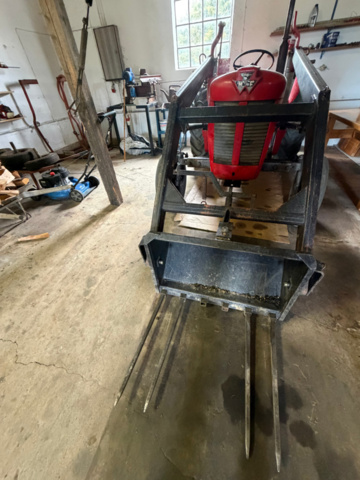 1531244-7 Massey Ferguson 30 Diesel 1964 med frontlastare och pallgafflar – Fungerar